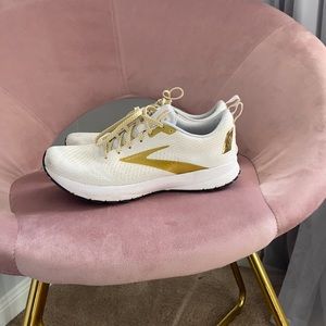 Brooks Revel 4 White and Gold